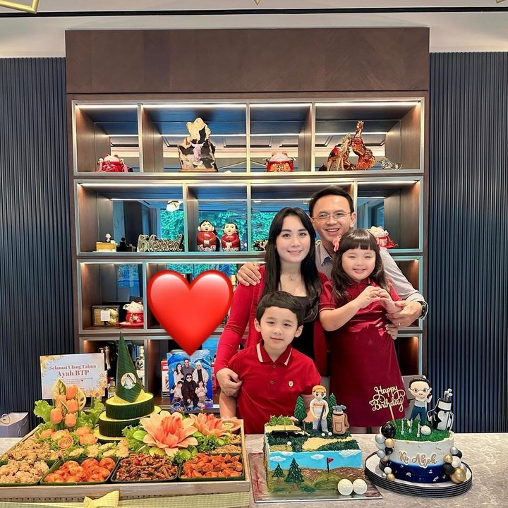 <p>Mantan Gubernur Jakarta, Basuki Tjahaja Purnama atau akrab disapa Ahok, resmi menikah dengan Puput Nastiti Devi pada tahun 2019. Dari pernikahan ini, Ahok dan Puput dikaruniai dua anak, yakni Yosafat dan Sarah. (Foto: Instagram @btpnd)</p>