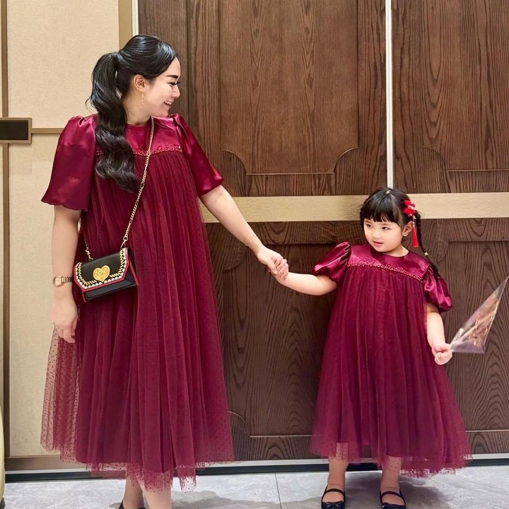 <p>Dalam potret yang dibagikan, Puput dan putrinya Sarah terlihat kompak mengenakan gaun merah dan <em>flat shoes</em> hitam. Sarah yang sebentar lagi berulang tahun keempat ini tampak semakin menggemaskan karena tampil dengan gaya rambut dikepang dengan pita merah. (Foto: Instagram @btpnd)</p>