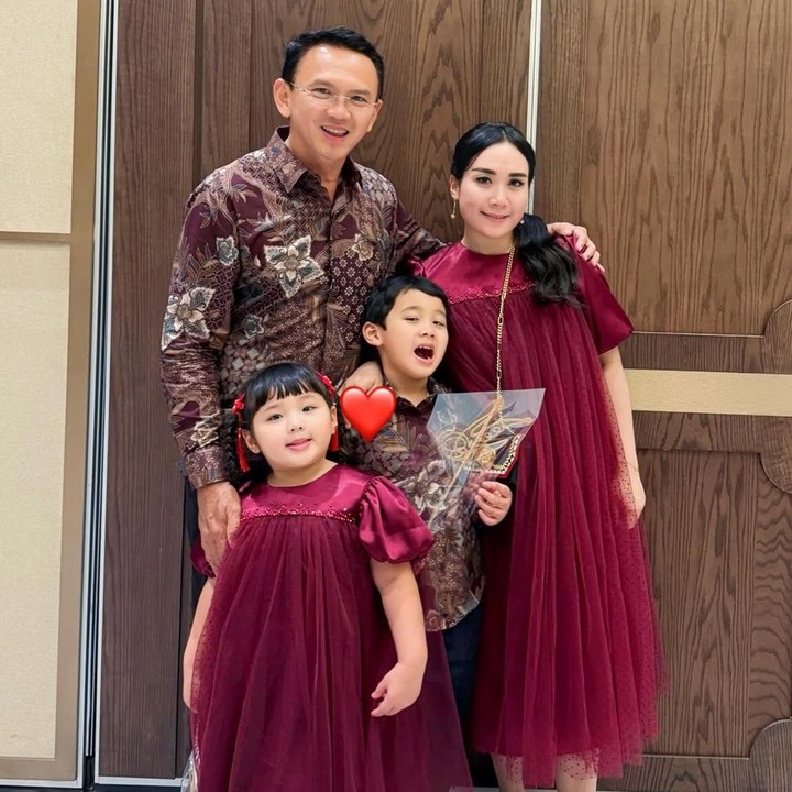 <p>Puput sering membagikan potret kebersamannya dengan Yosafat dan Sarah di Instagram. Baru-baru ini, Puput mengunggah foto bersama suami dan kedua anaknya saat menghadiri acara pernikahan keluarga. "Cintaku selamanya," tulisnya untuk unggahan ini. (Foto: Instagram @btpnd)</p>