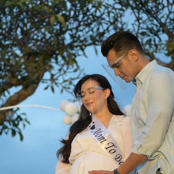 <p>Asmirandah mendapatkan kehamilan pertama melalui program bayi tabung setelah tujuh tahun menikah dengan Jonas Rivanno. Baru-baru ini, Asmirandah mengenang kembali kisahnya hamil dan melahirkan sang putri yang bernama Chloe, dan memberi semangat pada pejuang garis dua. "Sempat mengalami naik turun emosi, harus menunggu tanpa kepastian.. walaupun berbuah manis bukan berarti perjuangannya selesai. Kami masih berjuang, karena kami masih punya pengharapan. Untuk para pejuang buah hati aku cuma mau kalian tau satu hal &ldquo;kalian gak sendirian&rdquo; kami para pejuang dua garis ada untuk merangkul kalian, untuk saling menguatkan, untuk menemani perjuangan kalian," tulisnya. (Foto: Instagram @asmirandah89)</p>