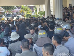 Demo Tolak Kenaikan PBB di Bone Ricuh gegara Bupati-Wabup Tak Temui Massa
