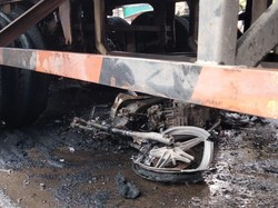 Tabrakan Berujung Ban Kontainer dan Motor Hangus Terbakar di Cilincing