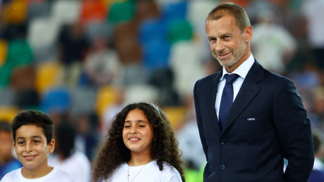 2 Anak Palestina Naik Podium Piala Super UEFA Dua anak Palestina berada di podium juara Piala Super UEFA 2025, berbagi panggung dengan pemain PSG dan Tottenham Hotspur.