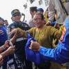 FOTO: Evakuasi Penumpang KMP Gili yang Terbakar di Gresik