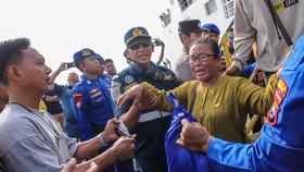 FOTO: Evakuasi Penumpang KMP Gili yang Terbakar di Gresik
