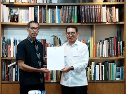 Menbud Teken SK Tim Kajian & Pemugaran Situs Cagar Budaya Gunung Padang