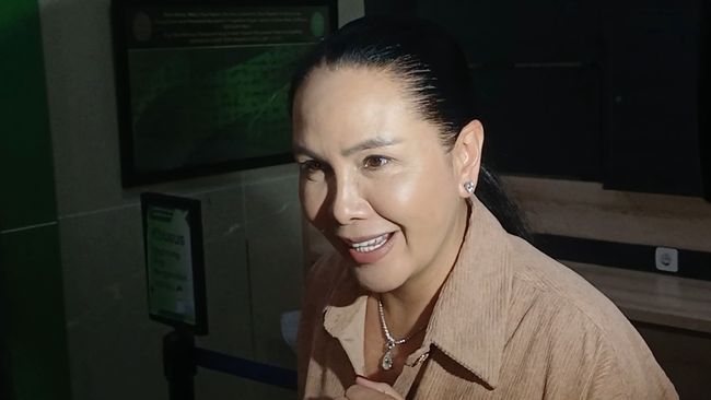 Fitri Salhuteru blak-blakan soal jadi saksi sidang dari pihak Vadel Badjideh dalam kasus dugaan asusila terhadap anak di bawah umur.