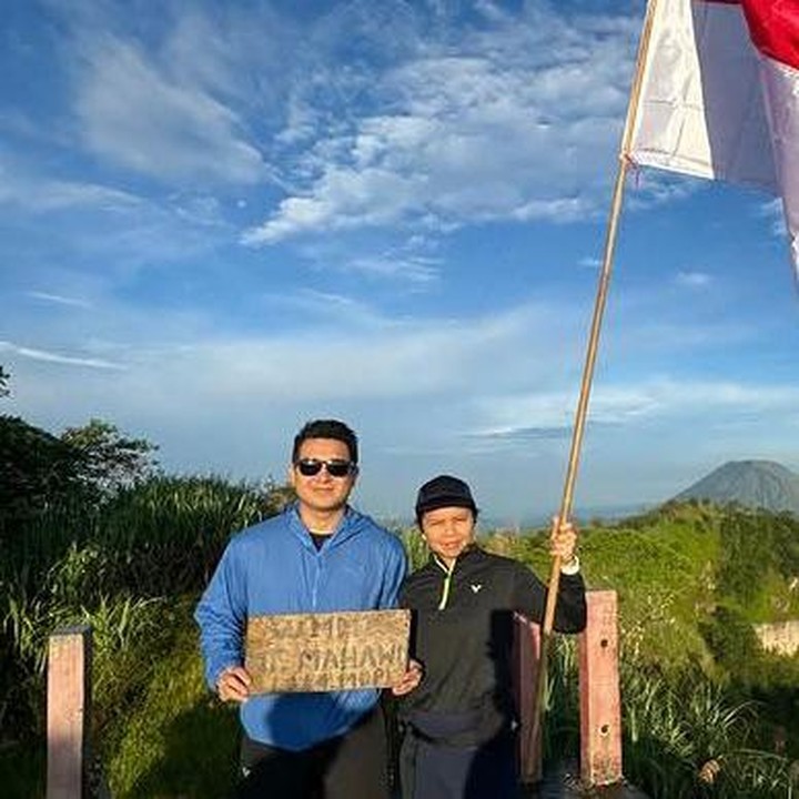 <p>Selain merayakan ultah bersama keluarga, Greysia juga menyempatkan untuk naik gunung bareng suami di Gunung Mahawu. Meski sudah menjadi orang tua, Greysia dan suami kerap melakukan <em>quality time</em> bersama. (Foto: Instagram @greyspolii)</p>