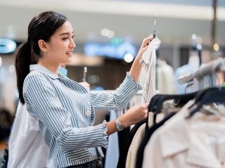 Bukan Kemeja Biasa, Modelnya Bikin Penampilan Terlihat Lebih Elegan