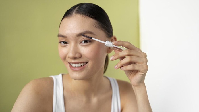 11 Rekomendasi Serum Bulu Mata Terbaik untuk Memanjangkan dan Melebatkan