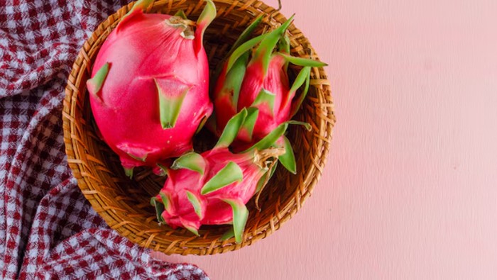Buah naga baik untuk pencernaan. Namun mengonsumsinya berlebihan bisa menimbulkan efek seperti kembung, gas, diare, sakit perut, hingga gangguan pencernaan/Foto: freepik.com/8photo