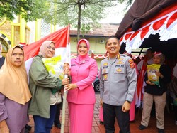Polresta Bogor Gelar Gerakan Pangan Murah, Bagikan Bendera Merah Putih untuk Masyarakat