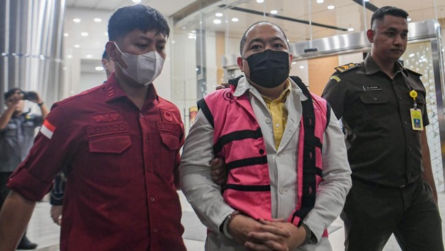 Kejagung menanggapi pengakuan Iwan Kurniawan, Dirut PT Sritex, yang membantah terlibat dalam kasus korupsi kredit. Kerugian negara mencapai Rp1,08 triliun.
