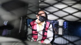 FOTO: Momen Dirut Sritex Iwan Kurniawan Lukminto Saat Ditahan Kejagung