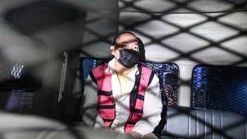 FOTO: Momen Dirut Sritex Iwan Kurniawan Lukminto Saat Ditahan Kejagung
