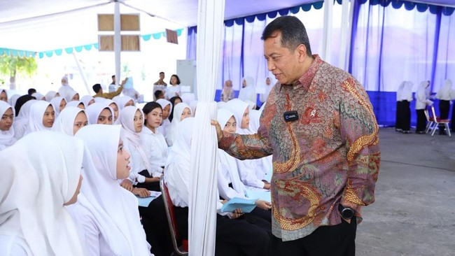 Wakil Menteri PANRB, Purwadi Arianto, meninjau SKD Sekolah Kedinasan 2025 di Surabaya, tekankan pentingnya integritas dan kualitas dalam seleksi ASN.