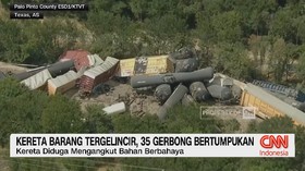 VIDEO: Kereta Barang Tergelincir, 35 Gerbong Bertumpukan