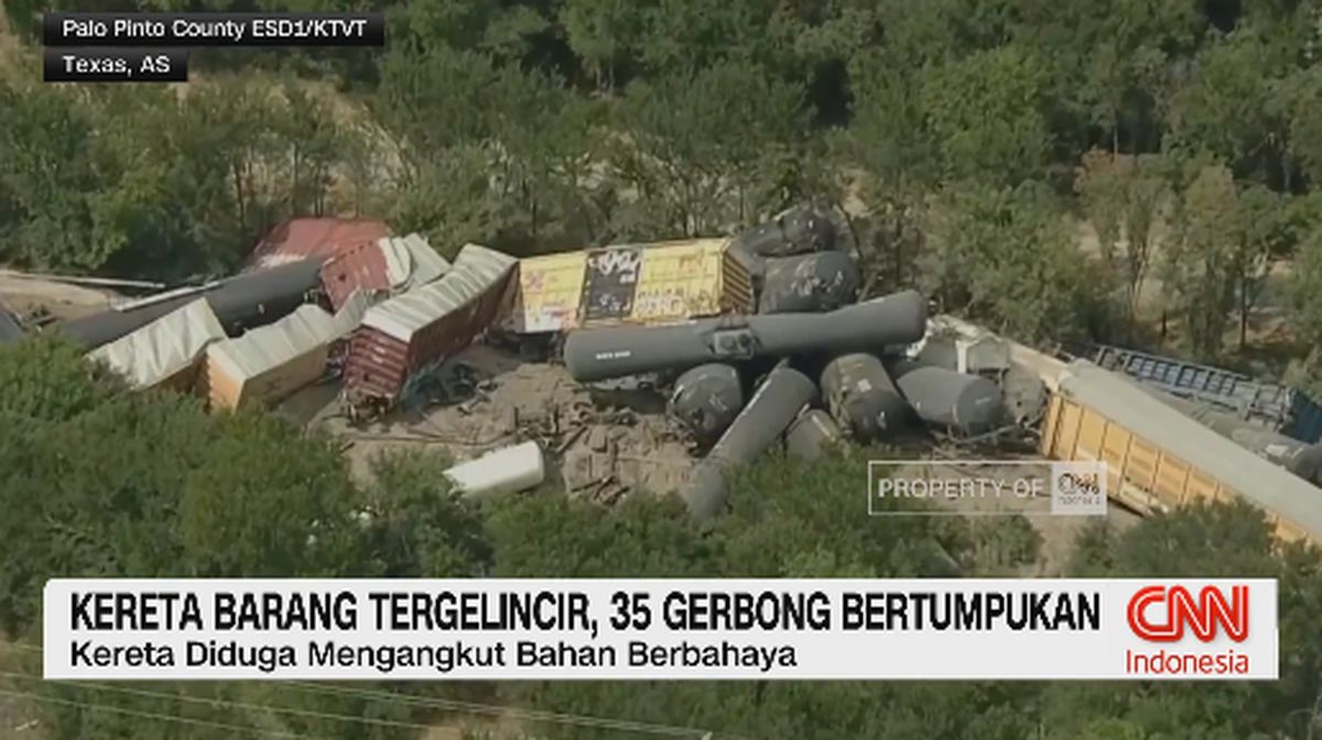 VIDEO: Kereta Barang Tergelincir, 35 Gerbong Bertumpukan