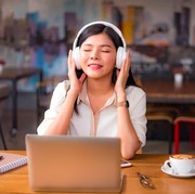 Kerja Sambil Dengerin Musik, Produktif atau Distraksi? Ini Faktanya!