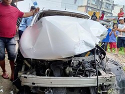 Mobil Terseret 15 Meter Usai Ditabrak Kereta Api di Deli Serdang, 1 Tewas-2 Luka
