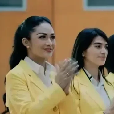 Baru Kuliah S1 di Usia 50Th, Ini 7 Gaya Kris Dayanti Ikut Ospek Jadi Mahasiswi Baru