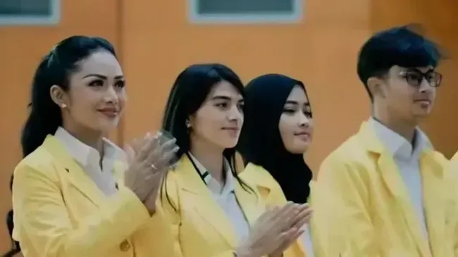 Baru Kuliah S1 di Usia 50Th, Ini 7 Gaya Kris Dayanti Ikut Ospek Jadi Mahasiswi Baru