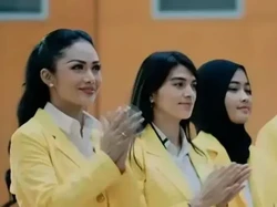 Baru Kuliah S1 di Usia 50Th, Ini 7 Gaya Kris Dayanti Ikut Ospek Jadi Mahasiswi Baru