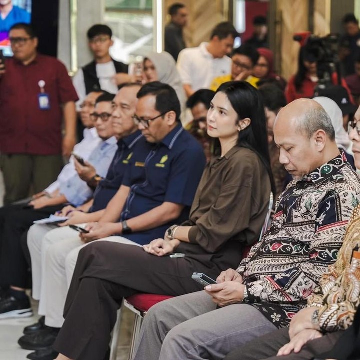 <p>Selama menjadi staf ahli Menpora, Mikha banyak disibukkan dengan pekerjaan&nbsp;mendampingi&nbsp;Menteri Dito Ariotedjo di berbagai acara. Selain mengikuti diskusi dengan ahli, Mikha juga sering menghadiri seminar kepemudaan dan olahraga bersama Menteri Dito, Bunda. (Foto: Instagram @miktambayong)</p>