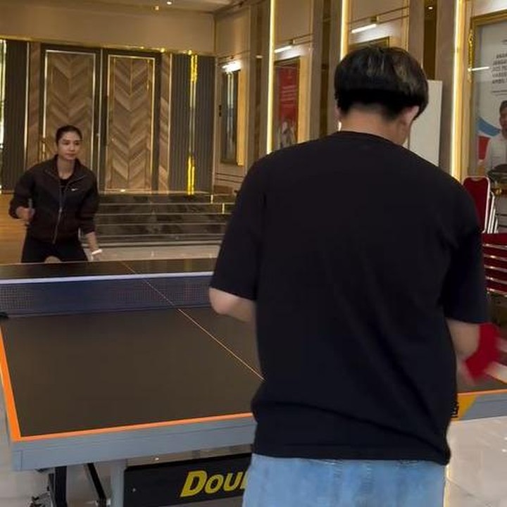 <p>Di tengah kesibukan bekerja, Mikha tetap mendalami perannya sebagai staf ahli Menpora dalam aktivitas yang positif. Belum lama ini, ia terlihat berlatih tenis meja di kantor Kemenpora. "Sore hari di @kemenpora latihan tenis meja langsung bersama peraih dua medali emas PON XXI @el_niman," ujar istri aktor Deva Mahenra ini. (Foto: Instagram @miktambayong)</p>