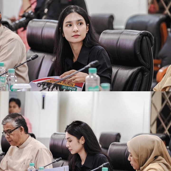 <p>Melalui unggahan di Instagram, Mikha sempat beberapa kali mengunggah potretnya saat menjalankan tugas sebagai staf ahli. Salah satunya saat ikut berdiskusi dengan Menpora Dito Ariotedjo, belum lama ini. "Merupakan suatu kehormatan untuk berada di sebuah ruangan yang dipenuhi oleh para pemikir hebat dan berdiskusi mengenai ide-ide yang penuh harapan, sembari bersama dengan Mas Menteri @ditoariotedjo memberikan dukungan penuh kepada para delegasi yang mewakili kami di KTT Y20 mendatang di Afrika Selatan @id.youthdiplomacy," tulisnya dalam unggahan ini. (Foto: Instagram @miktambayong)</p>