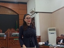 Nikita Mirzani Sapa Pendukung dan Salaman dengan Doktif Jelang Sidang