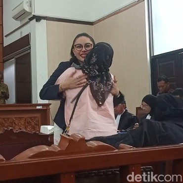 Momen Haru Nikita Mirzani Titipkan Pesan ke Pengasuh Anak di Ruang Sidang