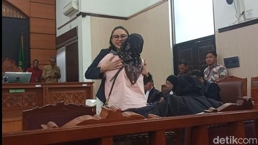 Momen Haru Nikita Mirzani Titipkan Pesan ke Pengasuh Anak di Ruang Sidang
