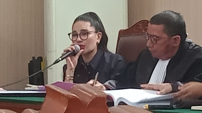 Nikita Mirzani meminta izin kepada hakim Pengadilan Negeri Jakarta Selatan untuk melanjutkan terapi akibat implan pada veneer giginya yang yang pecah.