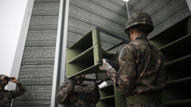 Adik Kim Jong Un bantah Korea Utara copot pengeras suara propaganda di sepanjang perbatasan dengan Korea Selatan.