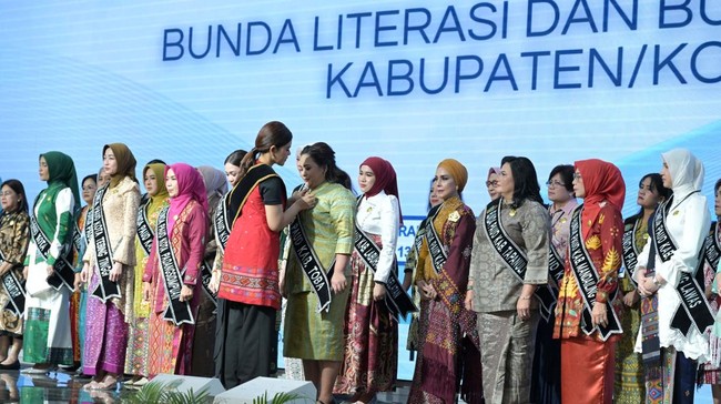 Gubernur Sumut, Bobby Nasution, kukuhkan Kahiyang Ayu sebagai Bunda Literasi dan Bunda PAUD, dorong peran orang tua dalam pendidikan anak usia dini.