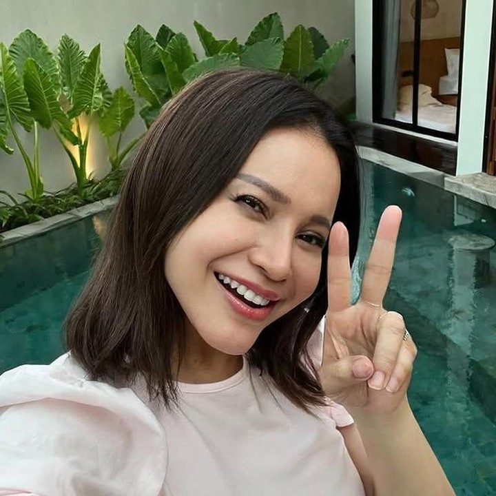 <p>Rossa, penyanyi cantik berdarah Sunda yang sukses membawakan lagu untuk film <em>Ayat-Ayat Cinta</em>&nbsp;ini ternyata punya sisi lain yang bikin kagum, Bunda. Ia memiliki selera menata rumah yang patut diacungi jempol. (Foto: Instagram @itsrossa910)</p>