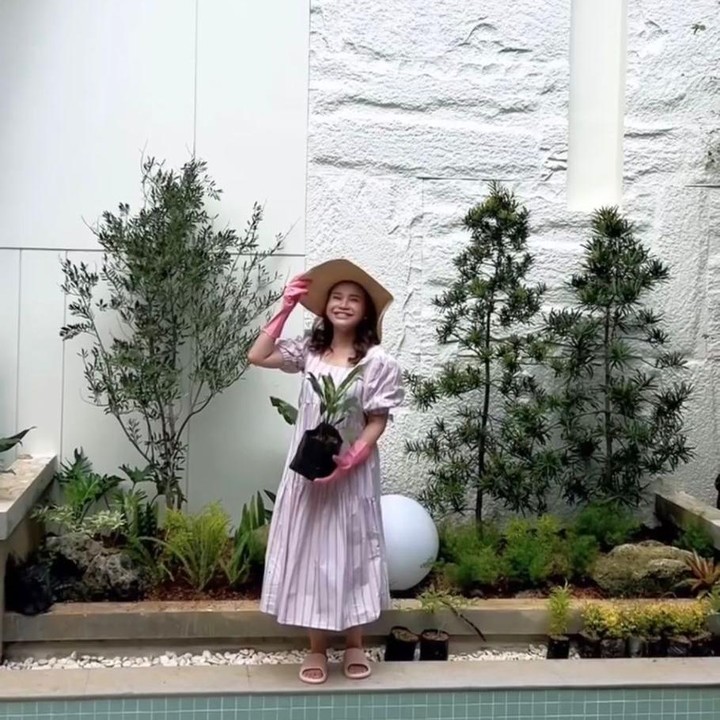 <p>Salah satu yang bikin mata langsung jatuh cinta adalah halaman rumahnya yang dipenuhi tanaman hias. Dalam sebuah unggahan Instagramnya, Rossa membagikan momen saat ia menata tanaman hias di pelataran rumahnya, Bunda. (Foto: Instagram @itsrossa910)</p>