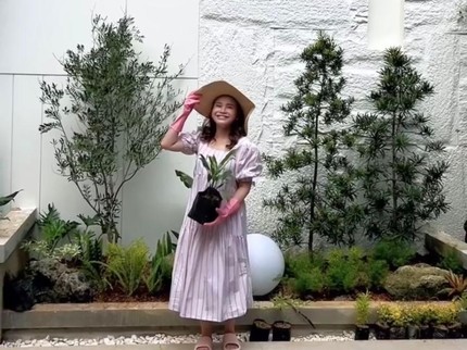 7 Potret Rumah Rossa yang Modern dan Asri, Mushola hingga Kolam Renang Curi Perhatian