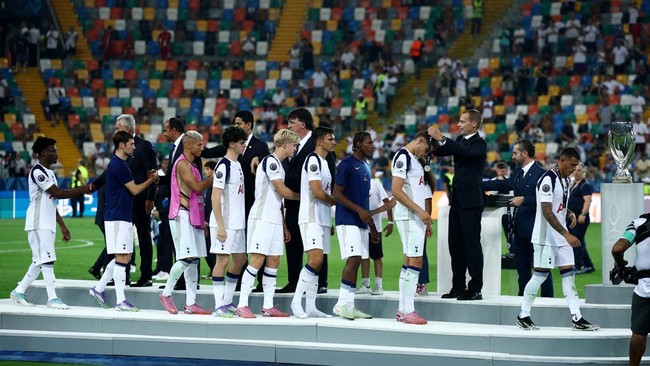 Son Heung Min memberikan semangat kepada Tottenham Hotspur usai kekalahan dramatis dari PSG dalam final Piala Super UEFA 2025.