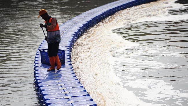 DLH DKI Turunkan 'Pasukan Mikroba' untuk Redam Penumpukan Busa di BKT DLH DKI Jakarta terapkan 'pasukan mikroba' untuk atasi busa di Banjir Kanal Timur., simulasi penanggulangan menggunakan metode fisik dan biologis.