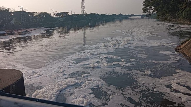 Dinas Lingkungan Hidup DKI Jakarta menggelar simulasi penanggulangan busa di Banjir Kanal Timur Simulasi ini untuk memastikan respons cepat terhadap pencemaran.