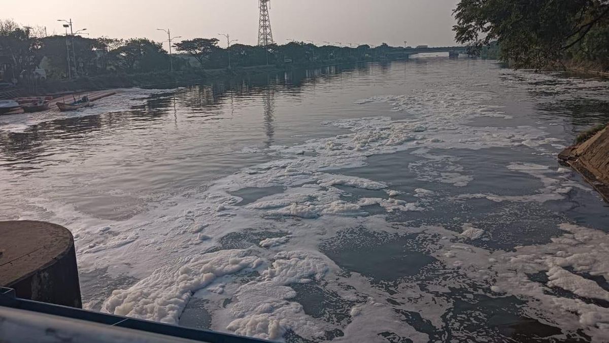 DLH DKI Gelar Simulasi Penanggulangan Busa di Pintu Air Wier 3