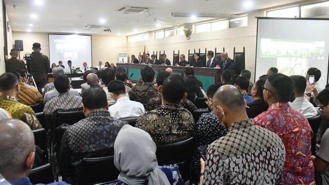 KPPU menggelar sidang dengan 97 perusahaan fintech P2P lending terlapor atas dugaan praktik kartel, terbanyak dalam sejarah lembaga.
