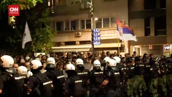 VIDEO: Demo Ricuh di Serbia, Polisi Adang Massa Dekati Parlemen