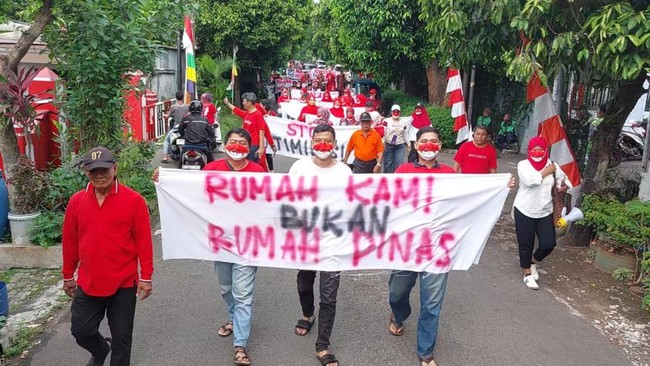 Ratusan warga RW 007 Kebayoran Lama Jakarta unjuk rasa menolak pengosongan rumah oleh Kostrad.