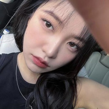 4 Inspirasi Outfit Ala Yeri 'Red Velvet' yang Cocok untuk Hangout Santai