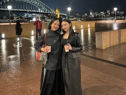5 Potret Naura Ayu Hadiri Premiere Wednesday Season 2 di Australia, Ditemani Nola B3Da
