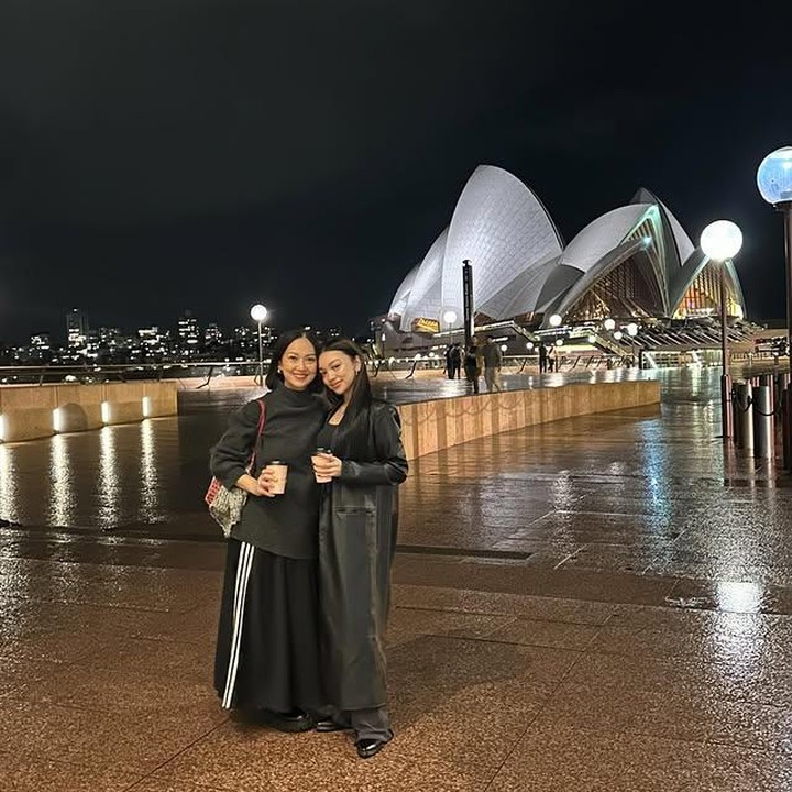 <p>Nola B3, yang selama ini dikenal sebagai anggota grup vokal Be3, memang punya hubungan dekat dengan anak-anaknya, Bunda. Naura Ayu, sang putri sulung, juga enggak kalah terkenal sebagai penyanyi dan aktris muda yang sudah punya banyak <em>fans</em>. (Foto: Instagram @riafinola)</p>