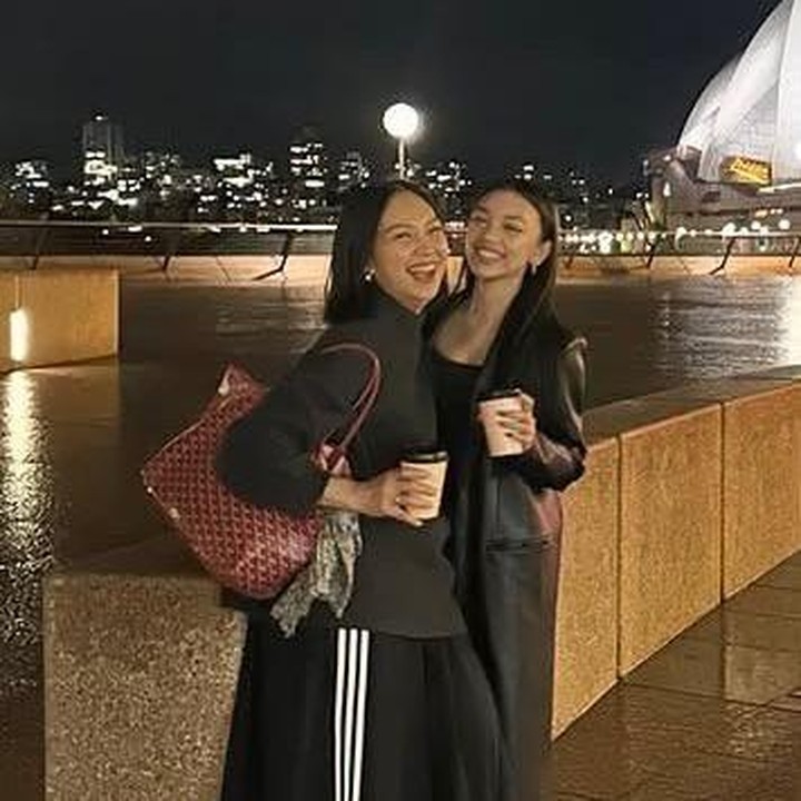 <p>Seperti yang terlihat di akun Instagram pribadi Nola, ia membagikan potret kebersamaan bersama putrinya di berbagai spot ikonik Australia. "Waktu bersama ibu dan anak <em>@naura.ayu</em>," tulis Nola, Kamis (14/08/2025). (Foto: Instagram @riafinola)</p>